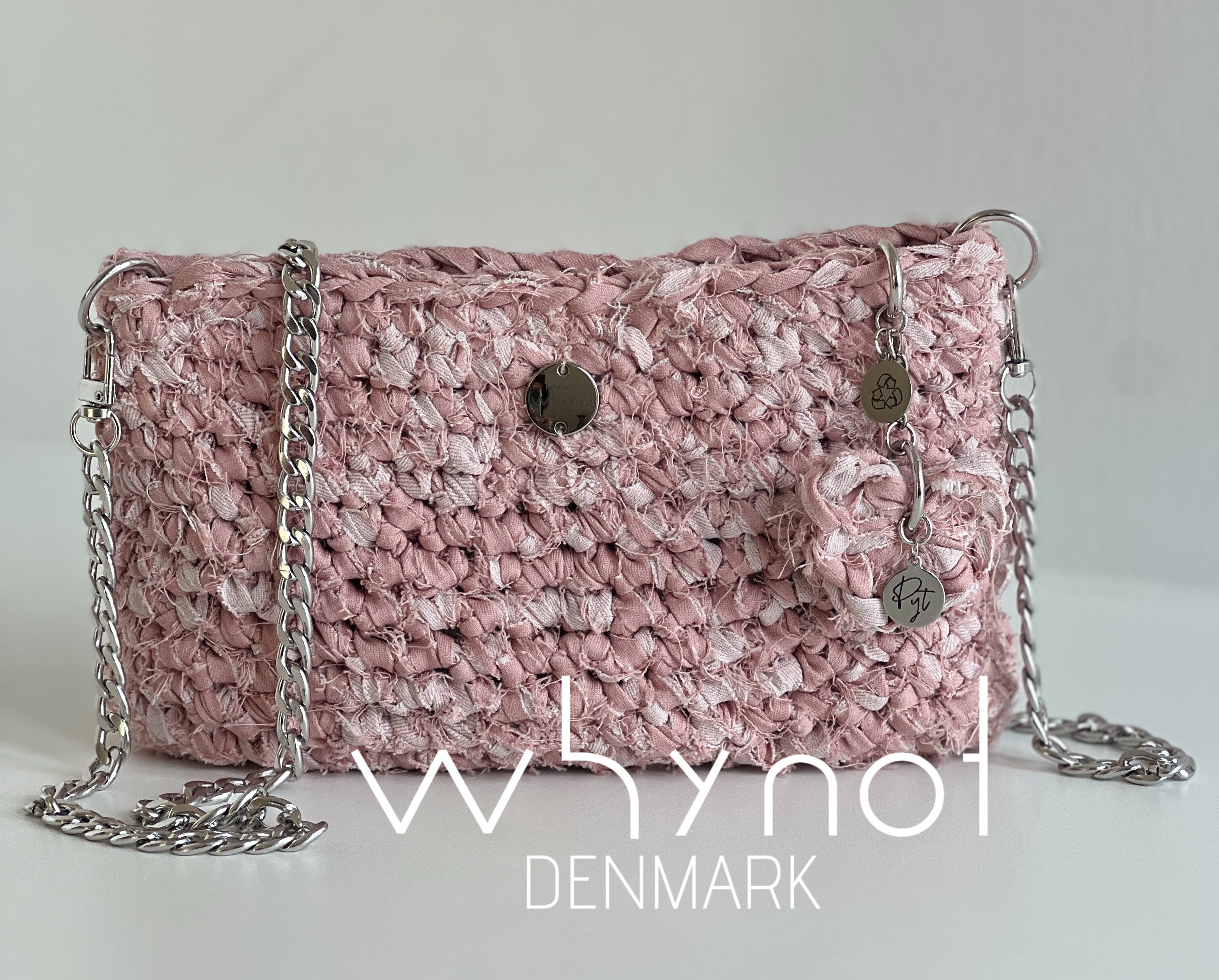 Hæklet taske i lyserød jeans med kæde – 23x13 cm