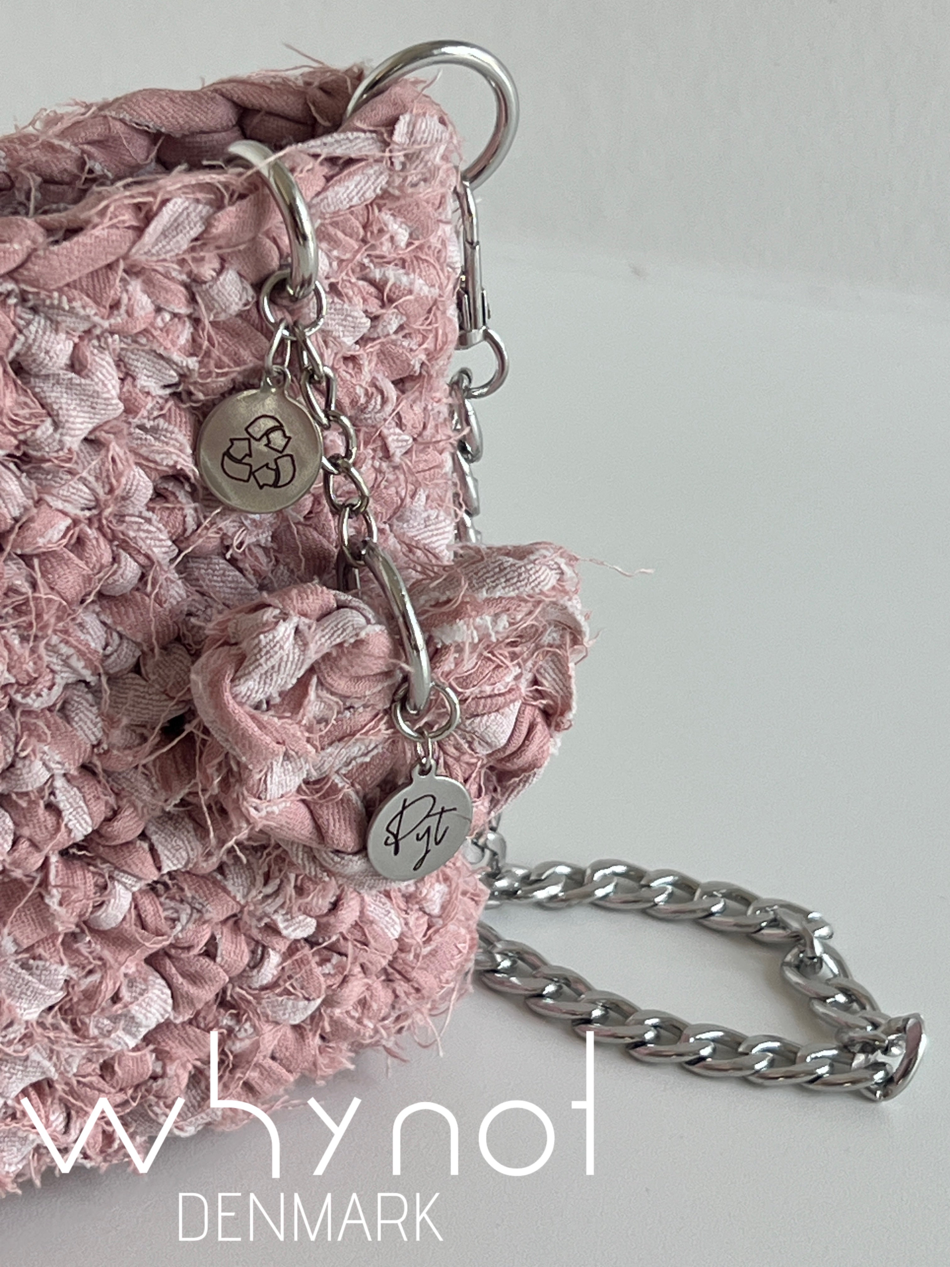 Hæklet taske i lyserød jeans med kæde – 23x13 cm