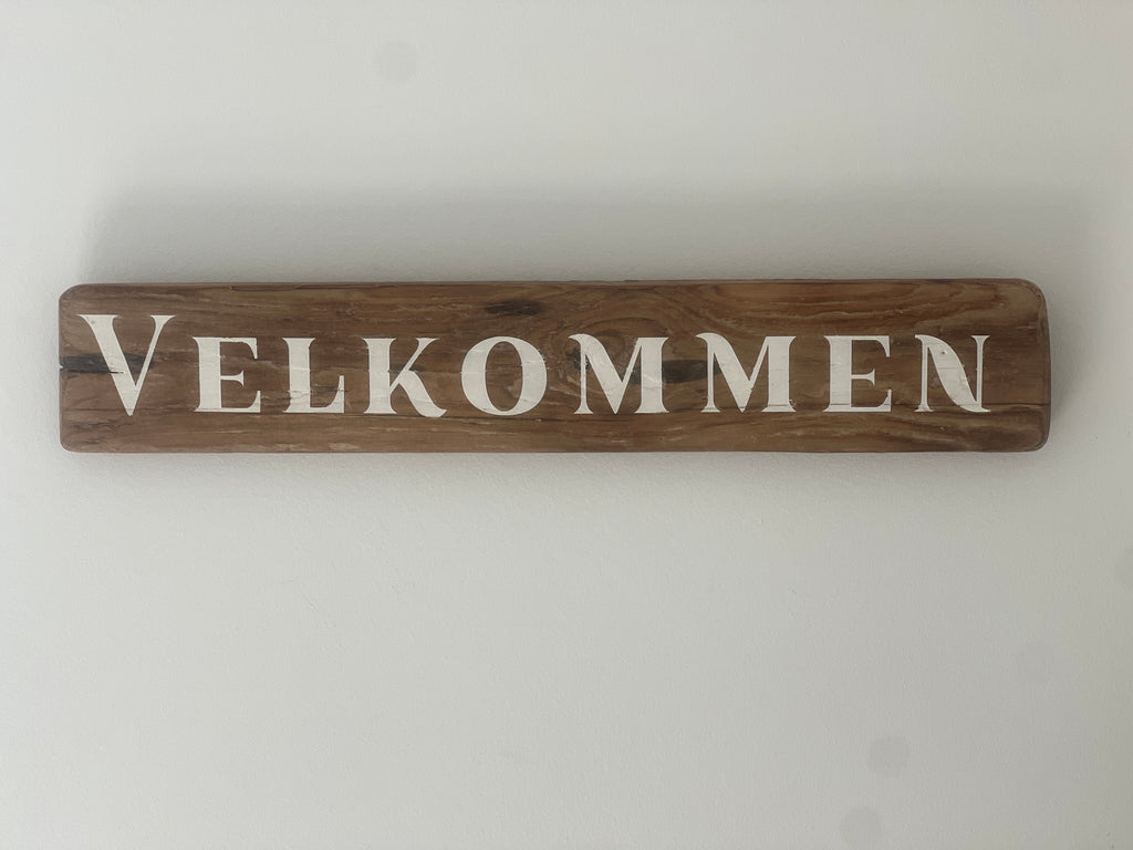 Velkommen skilt i drivtømmer