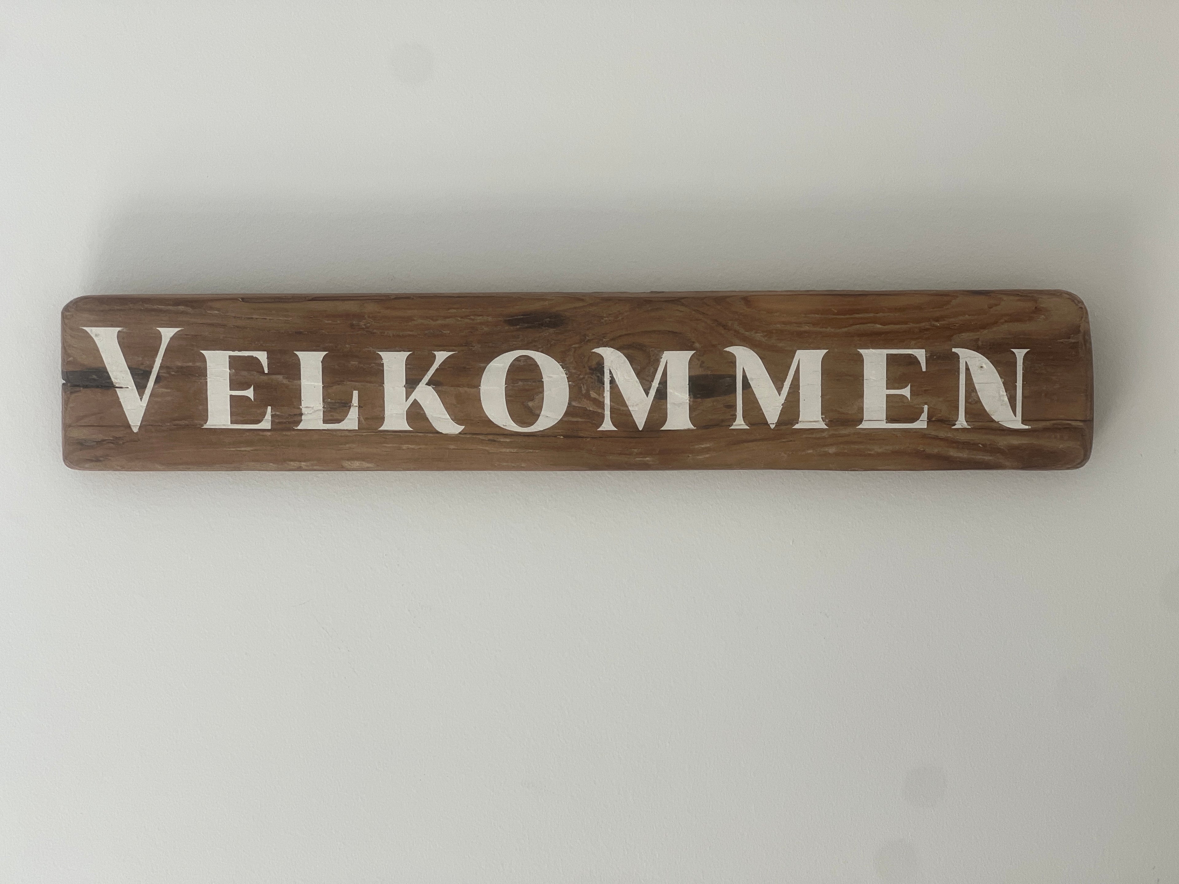Velkommen skilt i drivtømmer